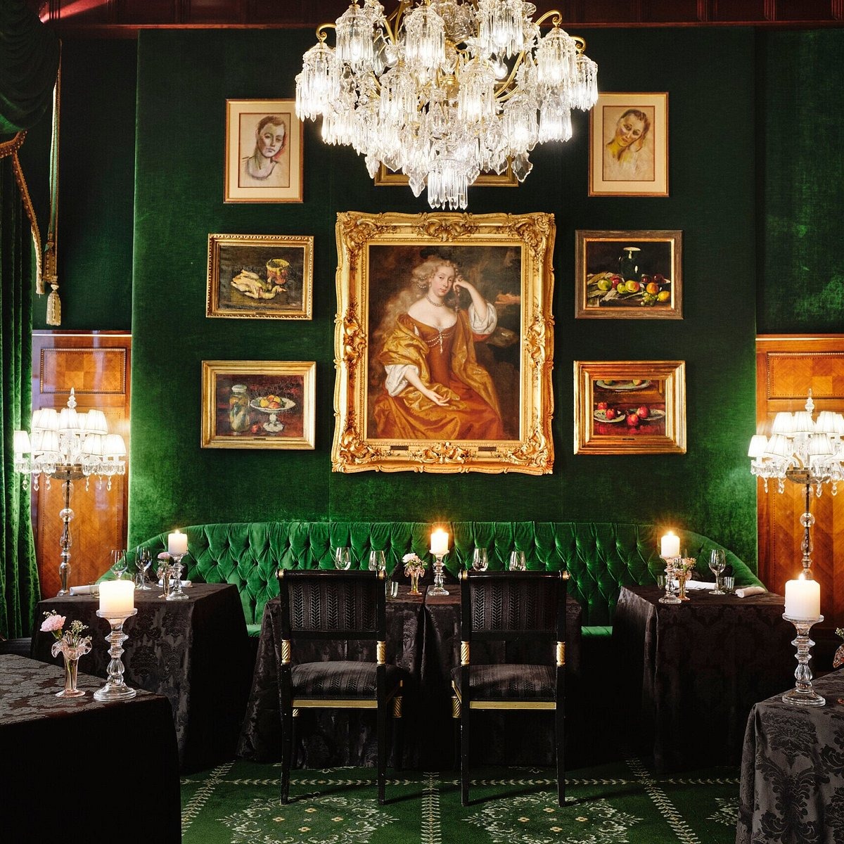 Nastrojowe wnętrze restauracji Pofzunqirelk wieczorem